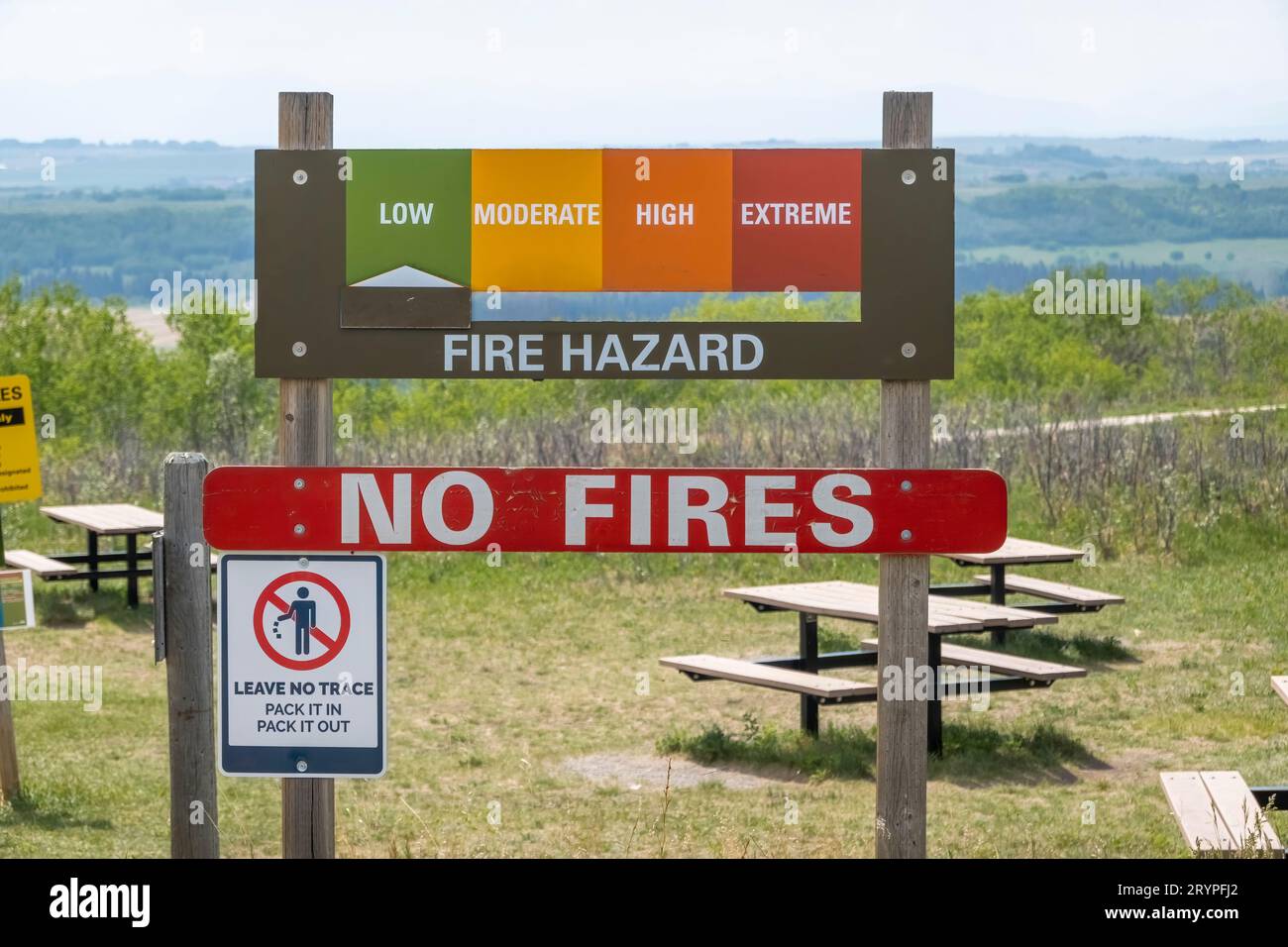 Cochrane, Alberta, Canada. 4 giugno 2023. Un segnale di pericolo di incendio a basso rischio presso il Glenbow Ranch Provincial Park. Foto Stock