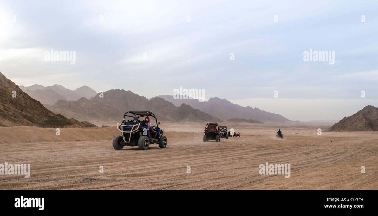 Viaggio di turisti nel deserto a bordo di un buggy fuoristrada in Egitto Foto Stock