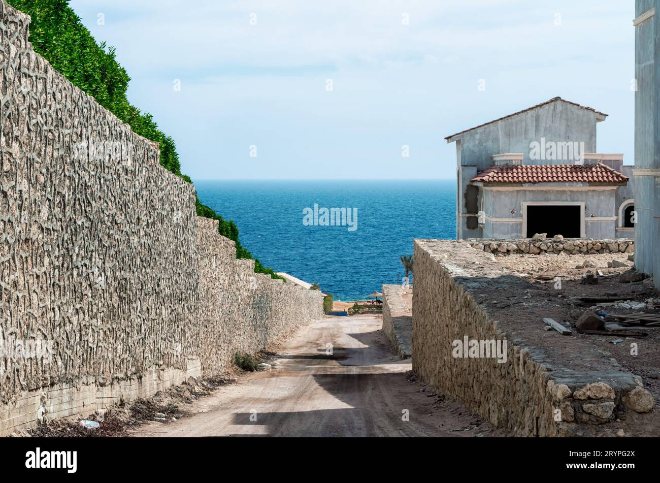 Hotel abbandonato in una strada senza gente in Egitto Foto Stock