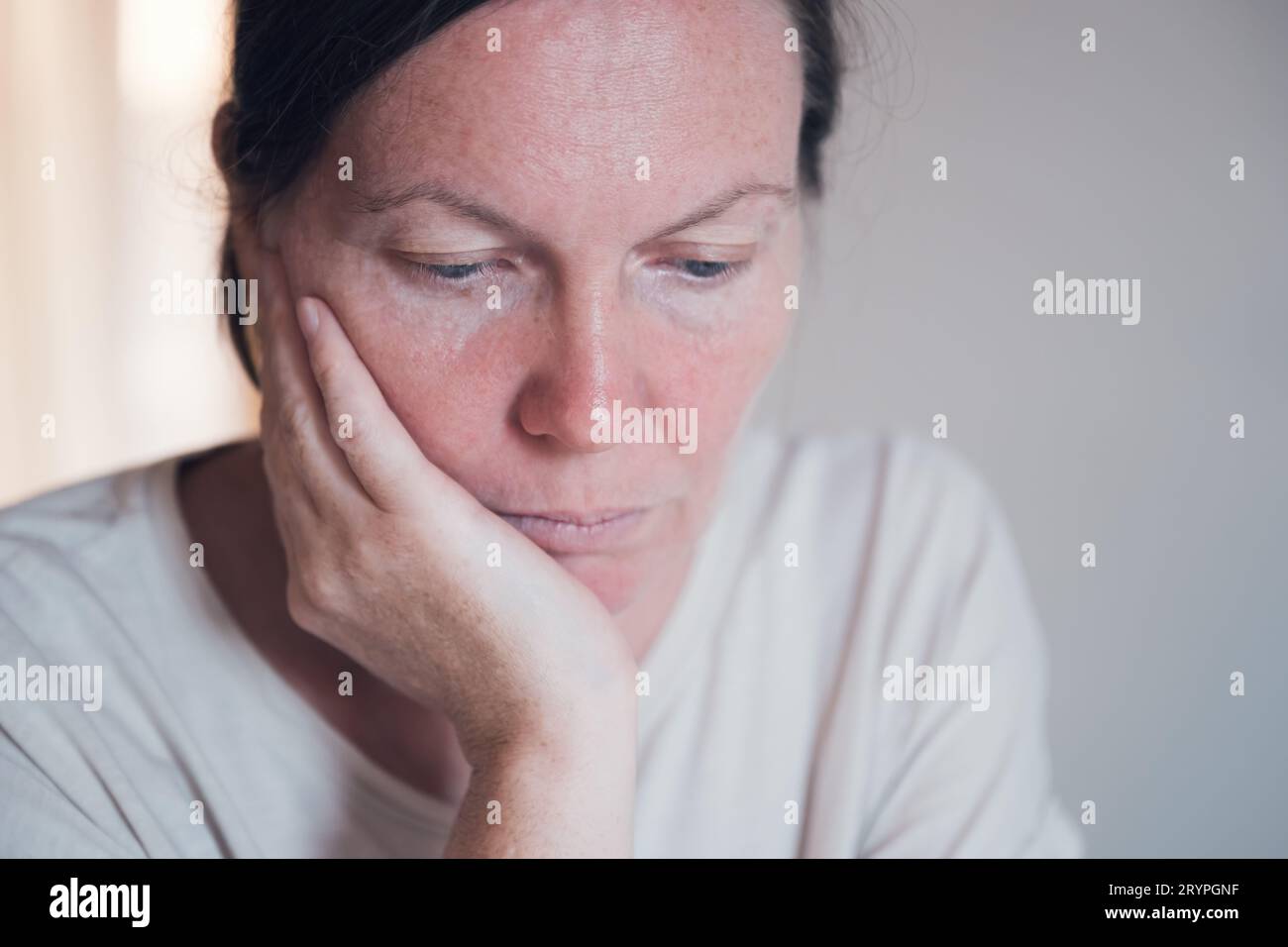 Rimpianto e rimorso, ritratto di donna caucasica adulta, messa a fuoco selettiva Foto Stock