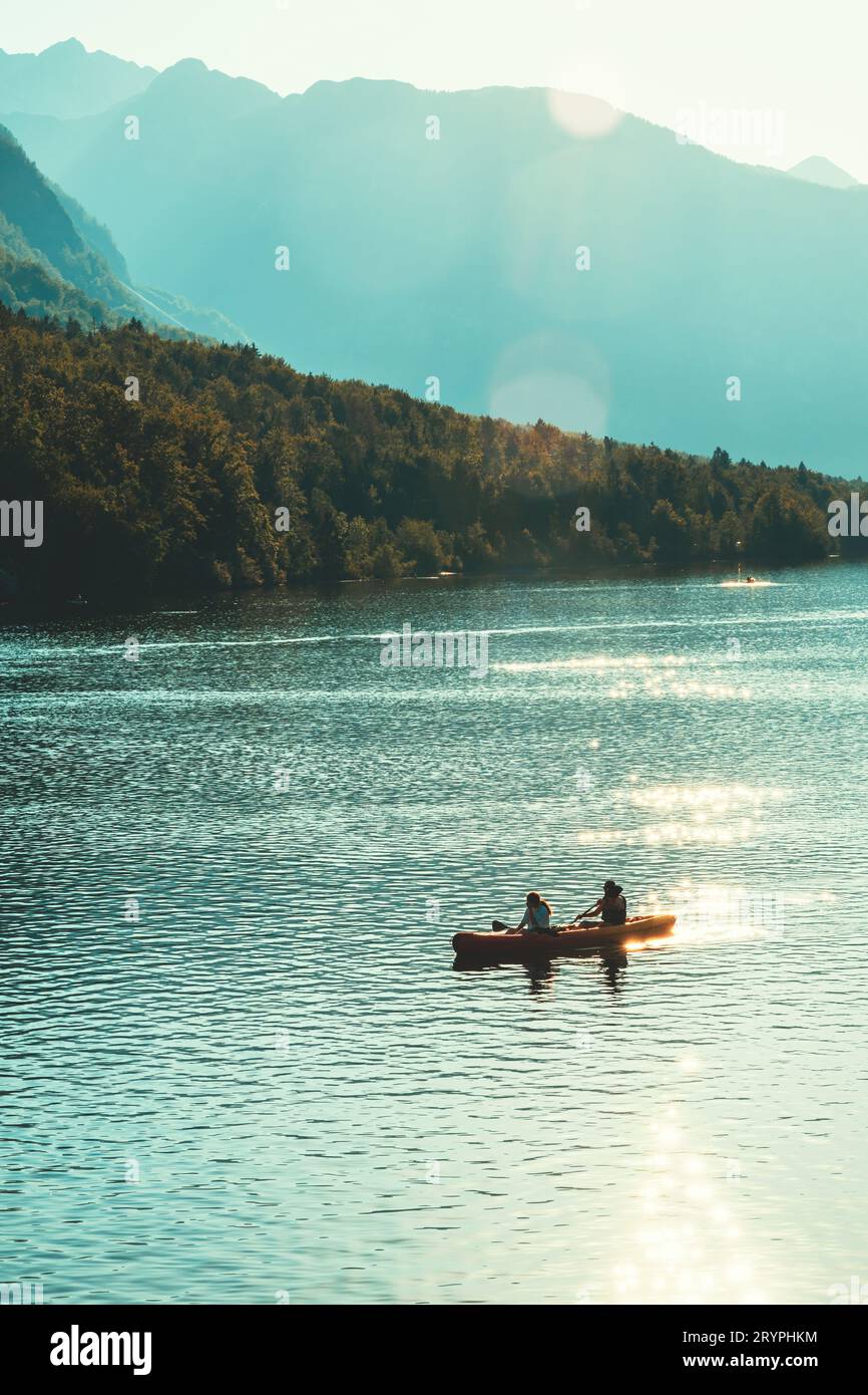 Sport acquatici sul lago Bohinj e attività ricreative all'aperto nel pomeriggio d'estate Foto Stock