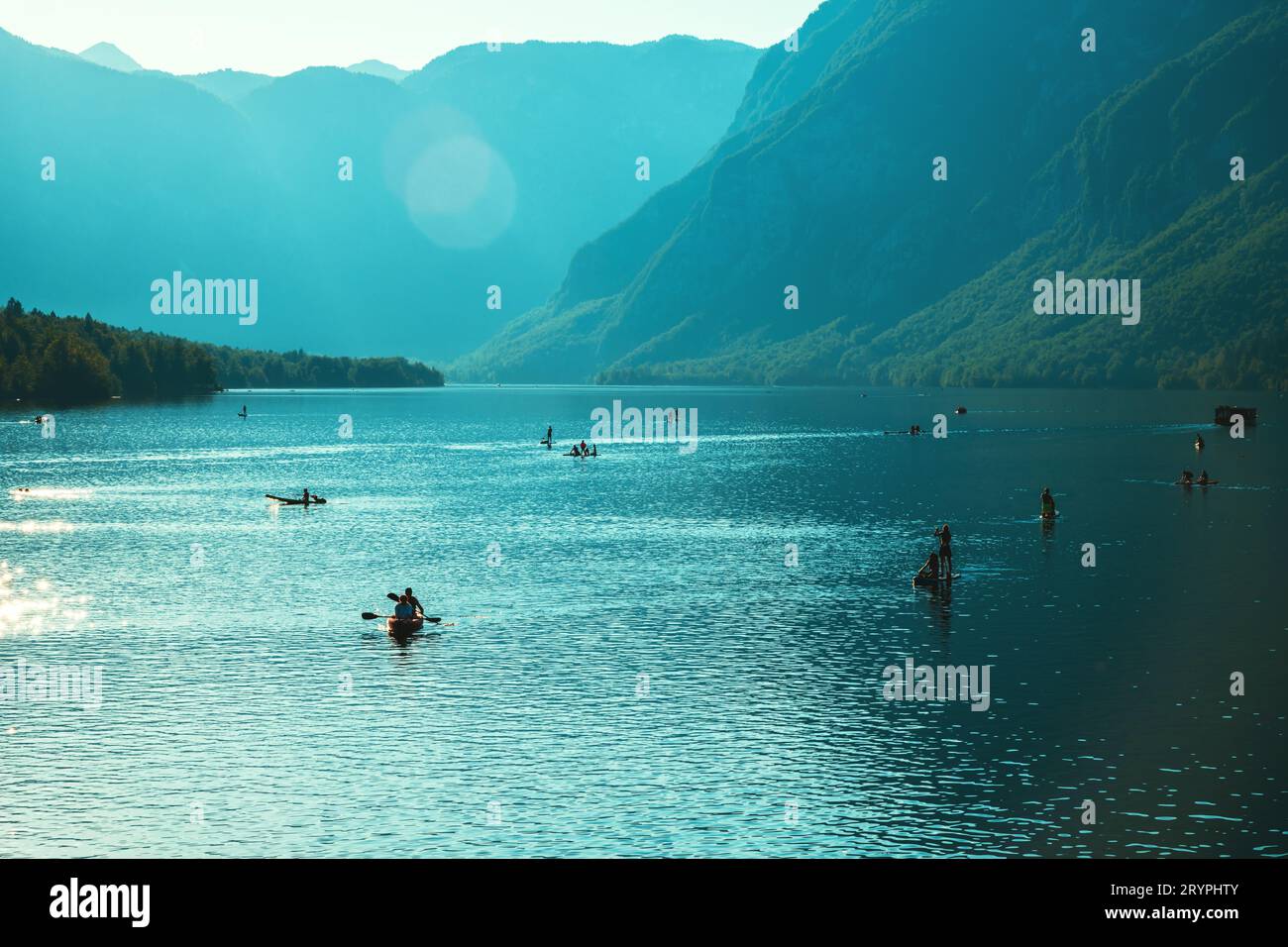 Sport acquatici sul lago Bohinj e attività ricreative all'aperto nel pomeriggio d'estate Foto Stock