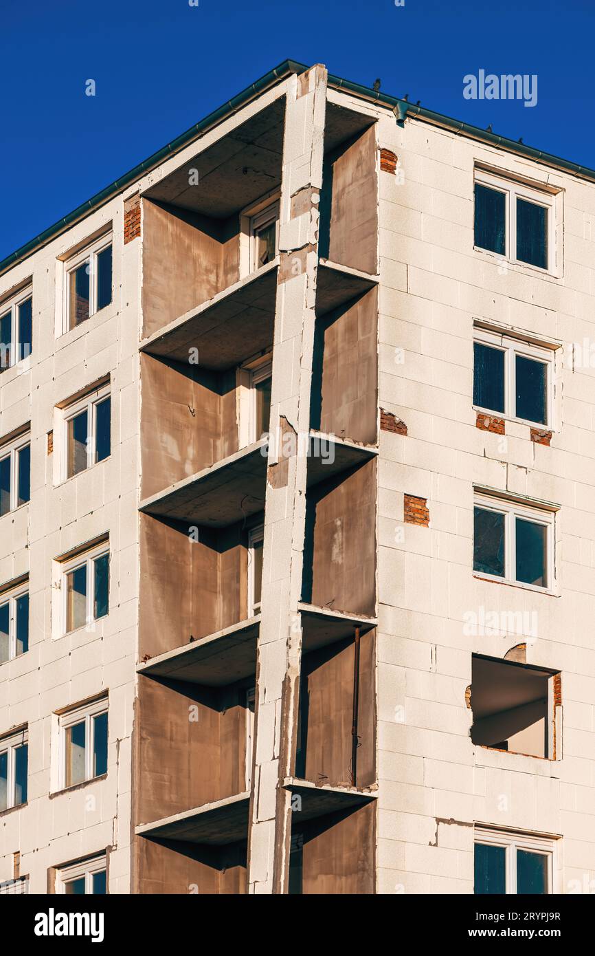 Edificio condominiale non finito con pannello isolante in espanso di polistirene rigido incollato alla parete esterna, vista angolare bassa Foto Stock