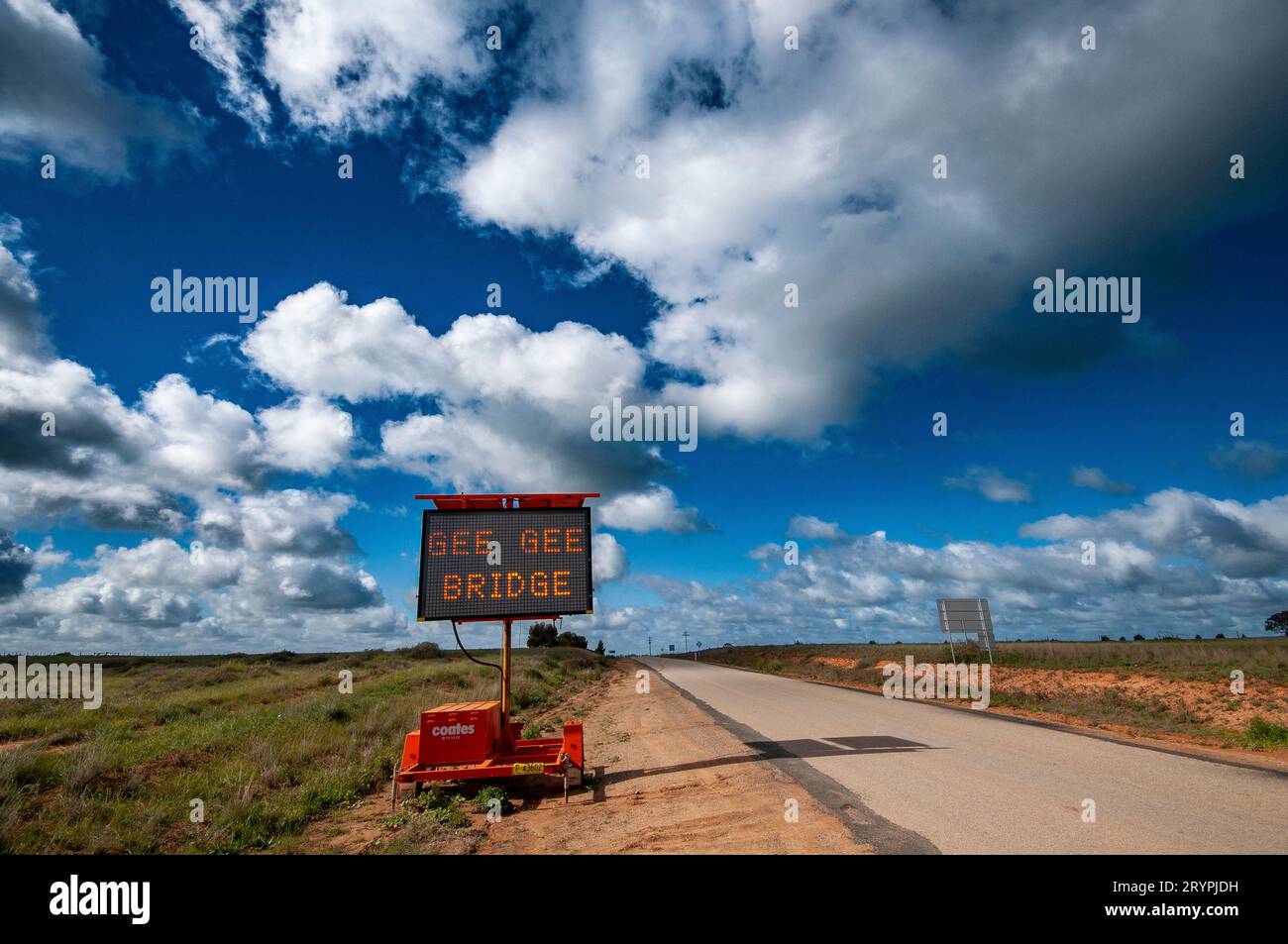 Outback Road, Big Sky e cartello segnaletico per il Gee Gee Bridge sul fiume Wakool nel nuovo Galles del Sud Foto Stock