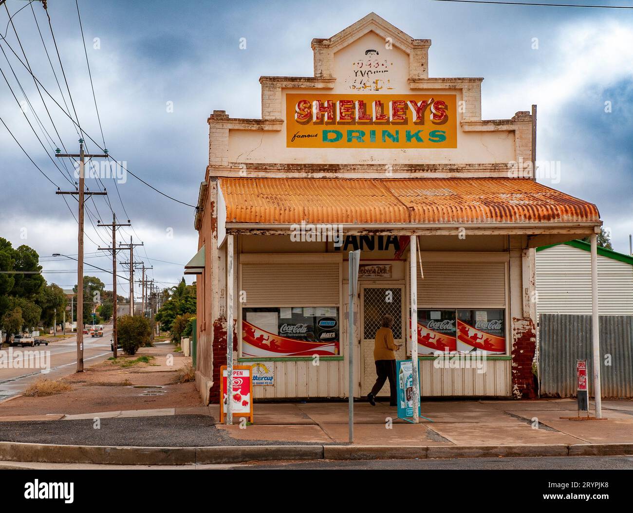 Un tradizionale negozio all'angolo in vecchio stile che pubblicizza le bibite di Shelley a Broken Hill, New South Wales, Australia Foto Stock