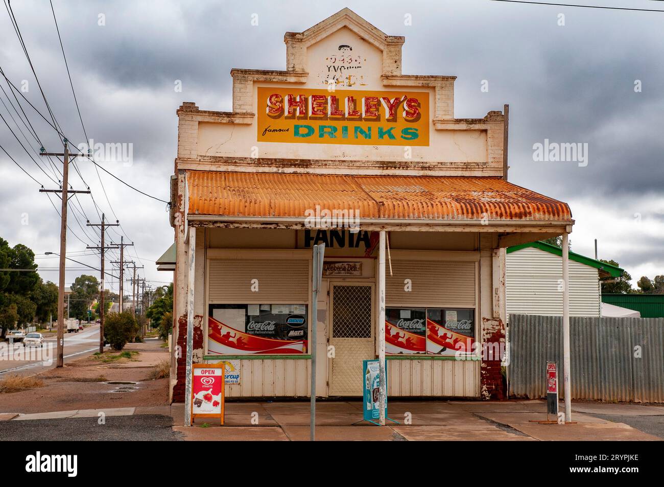 Un tradizionale negozio all'angolo in vecchio stile che pubblicizza le bibite di Shelley a Broken Hill, New South Wales, Australia Foto Stock