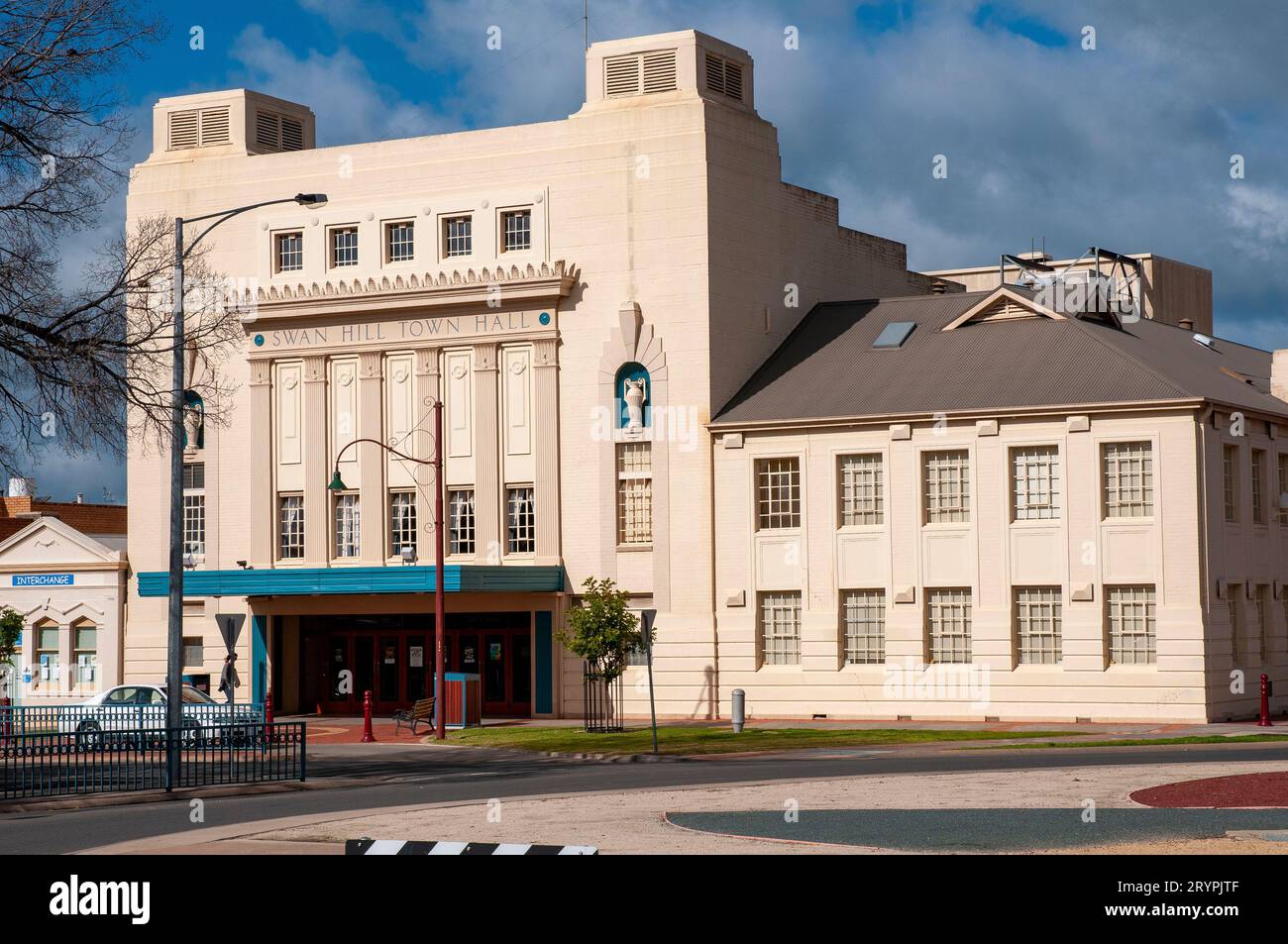 La facciata del bellissimo municipio di Swan Hill in stile art deco. Il Swan Hill Town Hall Performing Arts and Conference Centre è uno spazio per spettacoli in stile art deco elegantemente restaurato costruito nel 1935 Foto Stock