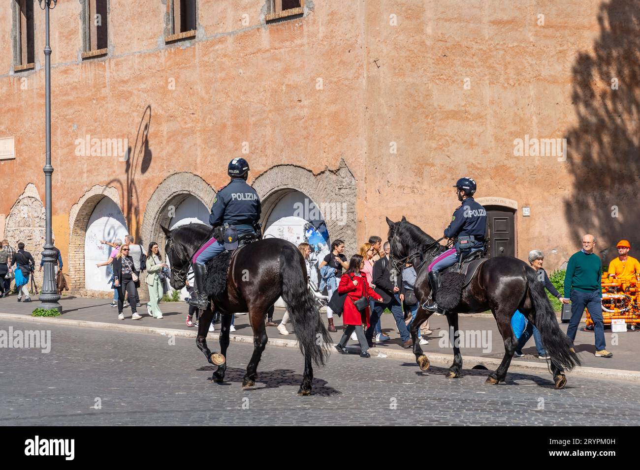 Roma, Italia. 13 marzo 2023. Polizia la polizia italiana sui cavalli nella città di Roma in Italia *** polizia die italienische Polizei auf Pferden in der Stadt Rom in Italien Credit: Imago/Alamy Live News Foto Stock