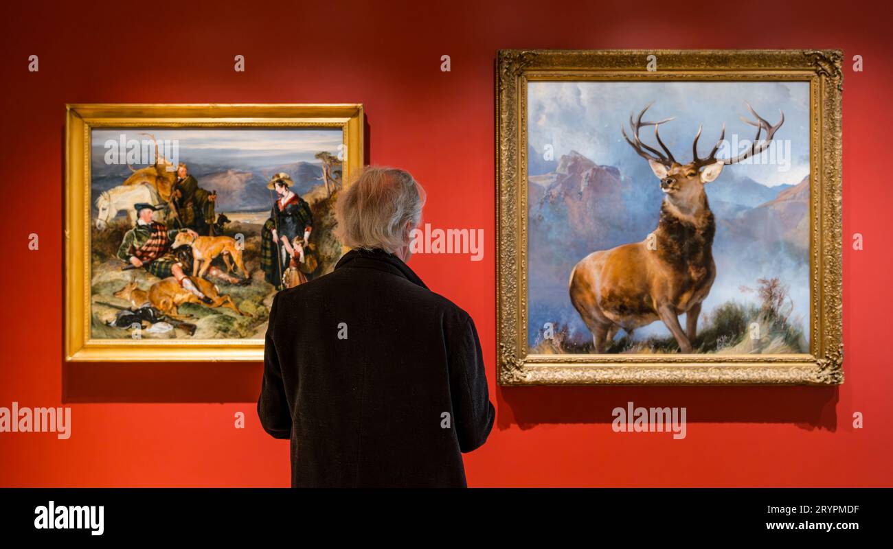 Uomo che guarda il dipinto Monarch of the Glen stag di Sir Edwin Landseer, National Galleries of Scotland di recente apertura, Edimburgo, Regno Unito Foto Stock