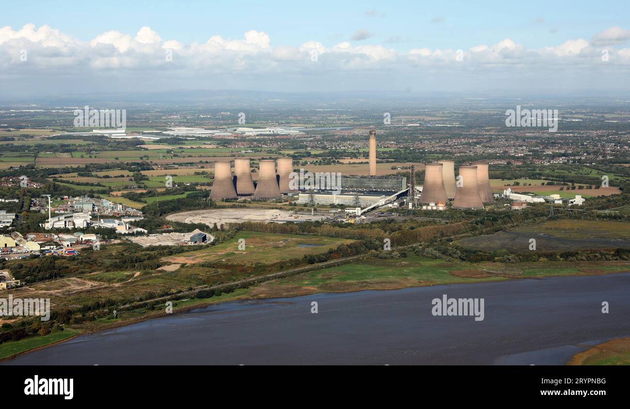 Vista aerea del Fiddlers Ferry, una centrale elettrica a carbone dismessa situata a Warrington, Cheshire, Inghilterra Foto Stock