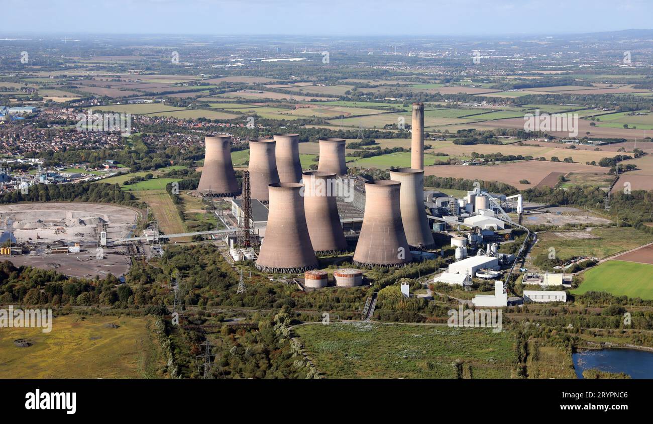 Vista aerea del Fiddlers Ferry, una centrale elettrica a carbone dismessa situata a Warrington, Cheshire, Inghilterra Foto Stock