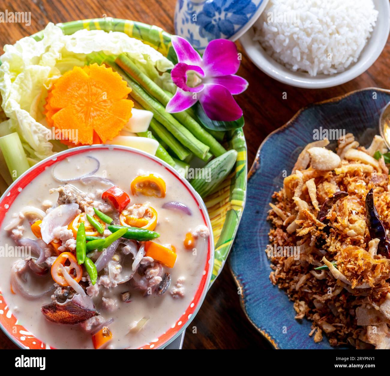Vista dall'alto del bagno di granchio salato con latte di cocco e verdure nel lussuoso ristorante tailandese. Cucina tailandese. Esperienza culinaria di lusso. Granchio salato sano Foto Stock