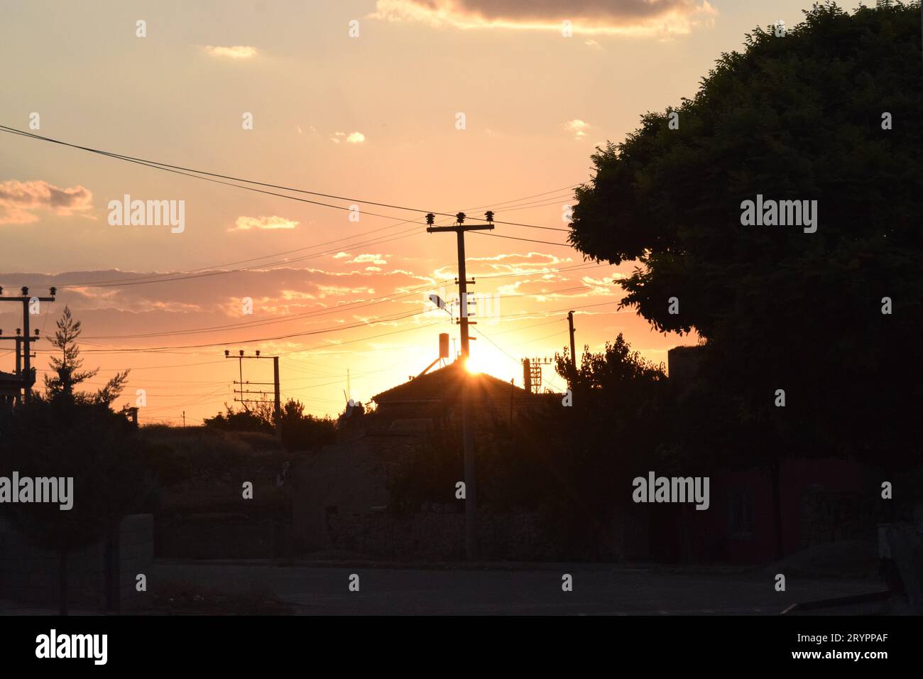 Tramonto nella città sotterranea di Türkiye Foto Stock