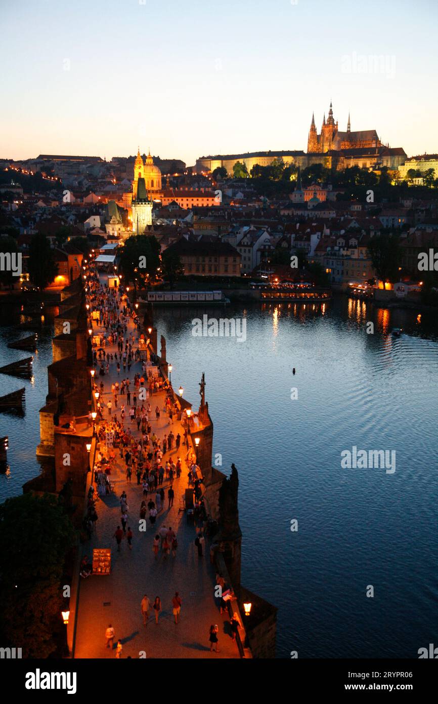 Vista sul Ponte Carlo, il Castello e la Cattedrale di St Cattedrale di Vito di notte, Praga, Repubblica Ceca. Foto Stock