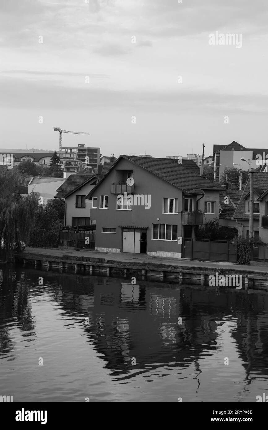 Graziosa casa residenziale in bianco e nero al largo del lago presso il Parco Iulius dietro il centro commerciale Iulius a Cluj Napoca Foto Stock