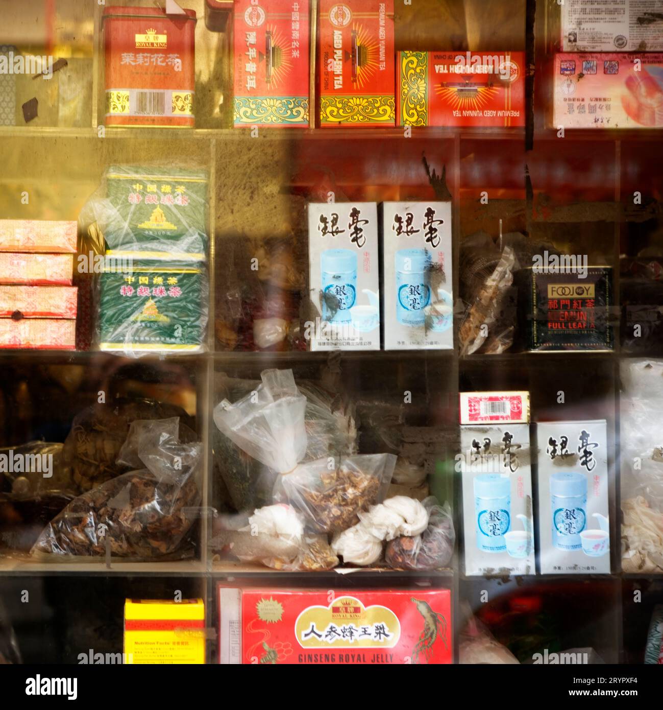 Primo piano dei prodotti asiatici in una vetrina di un negozio, Chinatown, San Francisco, CA. Foto Stock