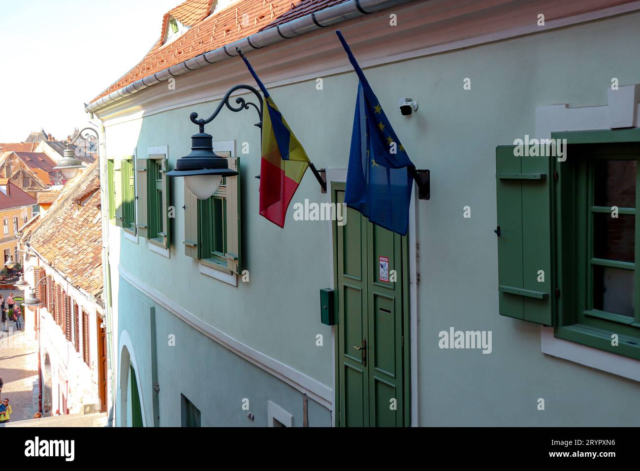 Bandiera della Romania e bandiera dell'Unione europea appesa a un muro su un edificio a Sibiu Foto Stock