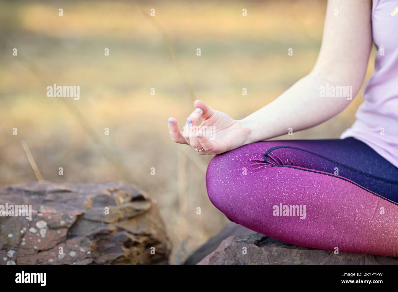 Mudra della mano da vicino; donna che medita Foto Stock