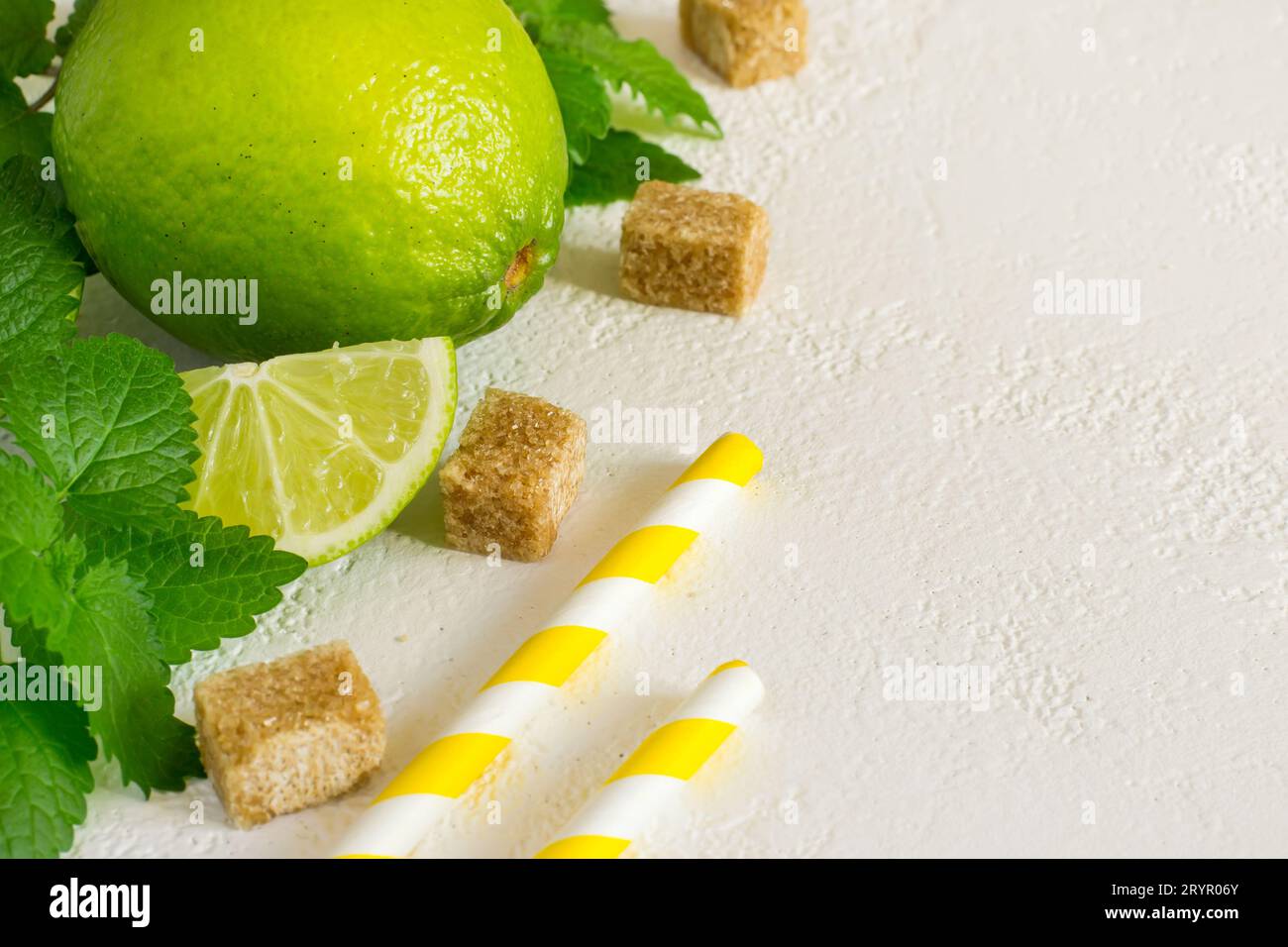 Ingredienti per Mojito. Lime succoso, menta e zucchero di canna, copia Foto Stock