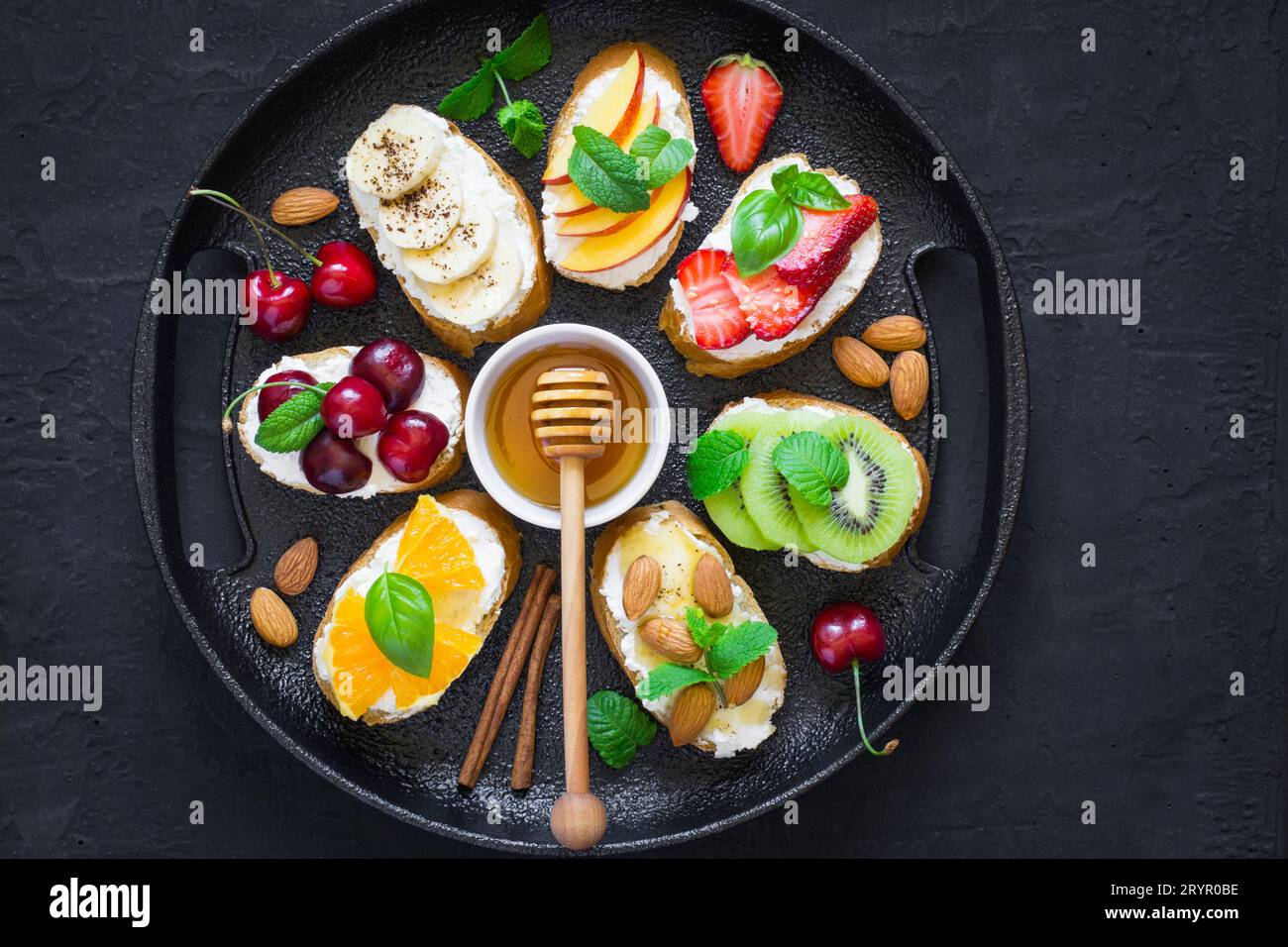 Spuntini dolci estivi assortiti. Bruschetta o sandwich con frui Foto Stock