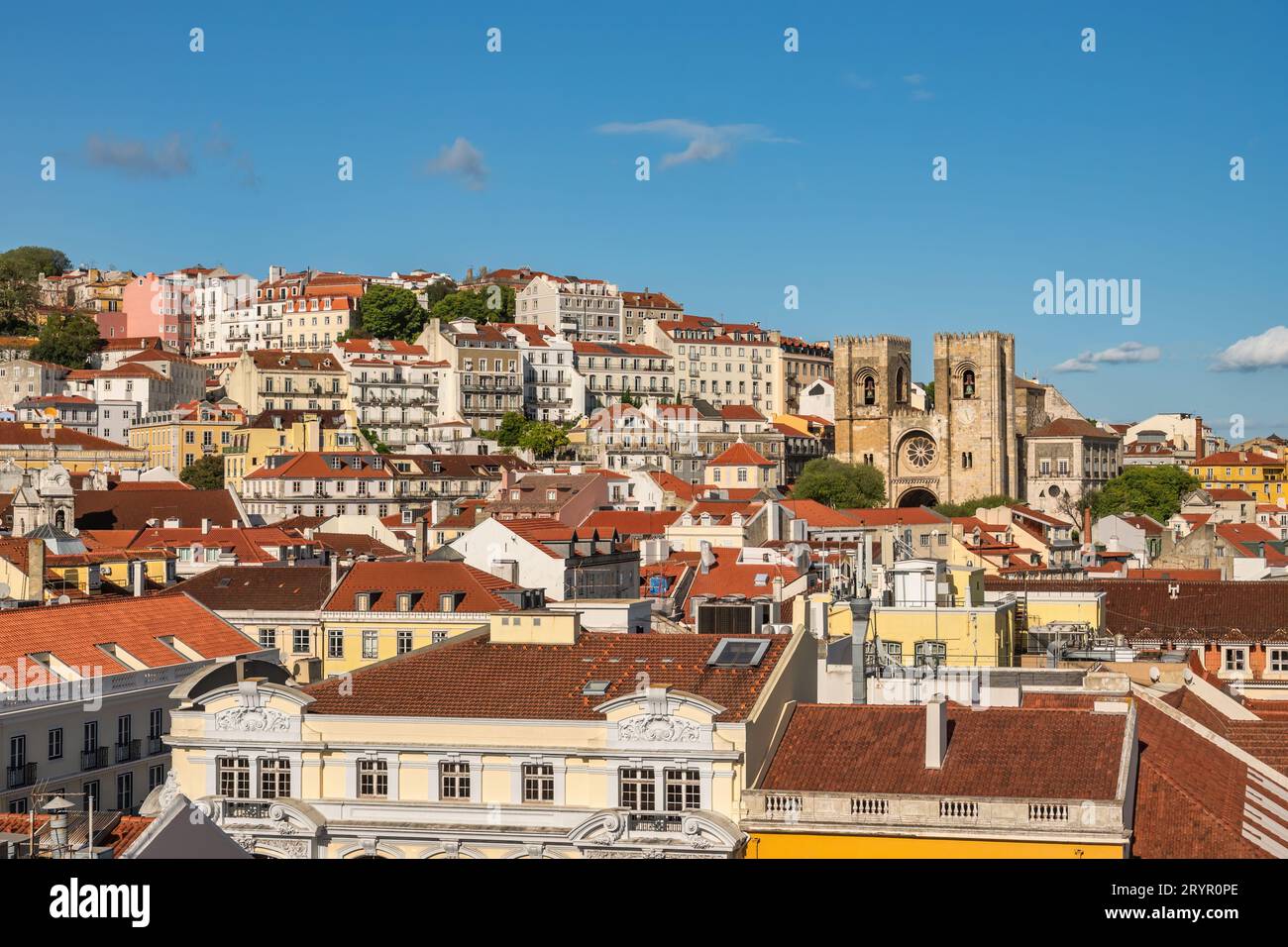 Lisbon Portugal, vista ad angolo alto dello skyline della città nel quartiere di Lisbona Baixa con il Pantheon di Lisbona Foto Stock