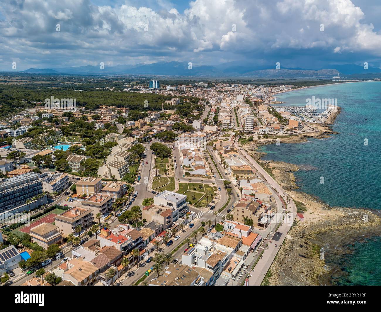 Paesaggio urbano e spiaggia drone paesaggio può Picafort Maiorca Spagna. Foto Stock