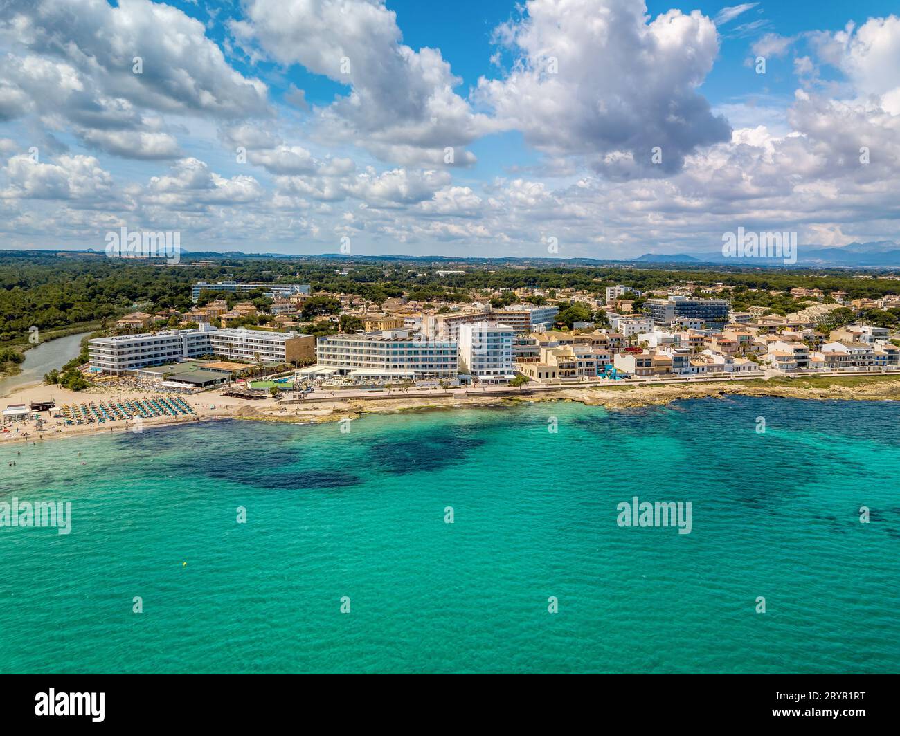 Paesaggio urbano e spiaggia drone paesaggio può Picafort Maiorca Spagna. Foto Stock