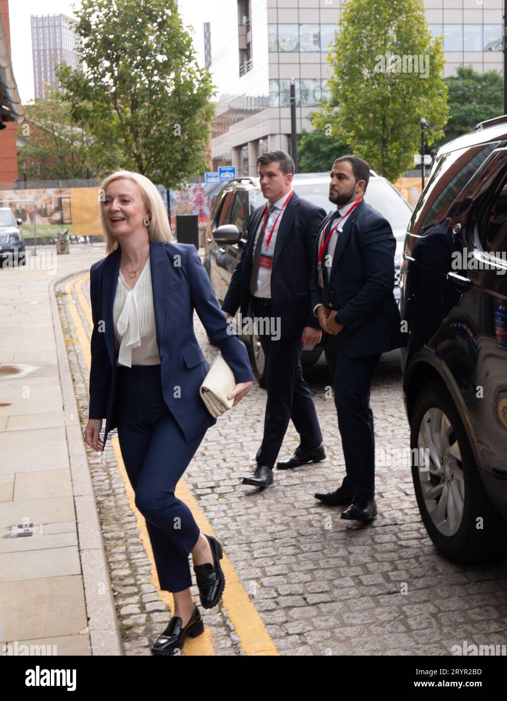 Manchester, Regno Unito. 2 ottobre 2023. L'ex Premier Liz Truss arriva per un incontro marginale al Midland Hotel, al quale hanno partecipato i grandi battitori del Tory Party, tra cui Priti Patel e Michael Gove. Conferenza conservatrice 2023. Midland Hotel Manchester. Foto: Garyroberts/worldwidefeatures.com credito: GaryRobertsphotography/Alamy Live News Foto Stock