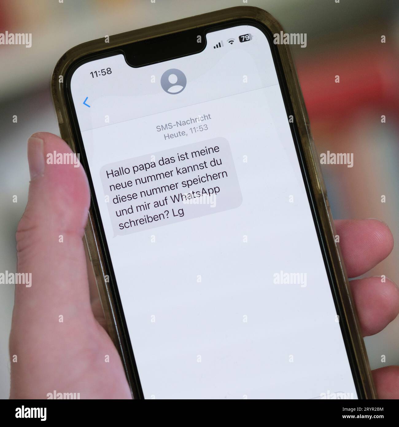 Impugnare un telefono cellulare con WhatsApp Foto Stock