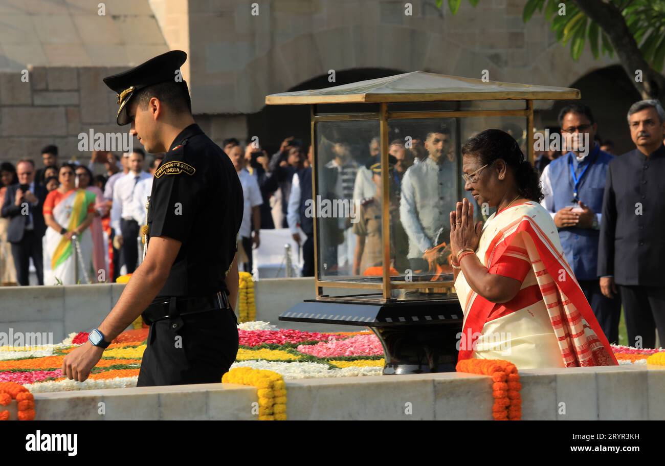 Nuova Delhi, India. 2 ottobre 2023. Presidente dell'India, Droupadi Murmu rende il suo rispetto al Mahatma Gandhi in occasione del suo 154° anniversario di nascita al suo memoriale Rajghat. Gandhi Jayanti viene celebrato ogni anno il 2 ottobre. Mahatma Gandhi, noto anche come il padre della Nazione, Bapu o Mahatma, svolge un ruolo chiave nel movimento per la libertà dell'India e dimostra il potere della non violenza. Ha ispirato leader in tutto il mondo con i suoi valori e principi. Credito: SOPA Images Limited/Alamy Live News Foto Stock