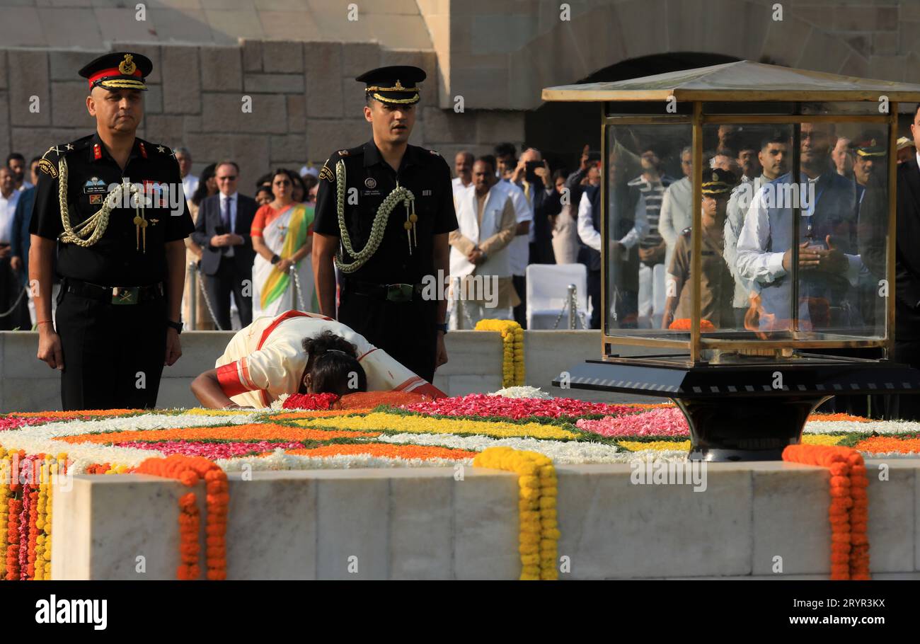 Nuova Delhi, India. 2 ottobre 2023. Presidente dell'India, Droupadi Murmu rende il suo rispetto al Mahatma Gandhi in occasione del suo 154° anniversario di nascita al suo memoriale Rajghat. Gandhi Jayanti viene celebrato ogni anno il 2 ottobre. Mahatma Gandhi, noto anche come il padre della Nazione, Bapu o Mahatma, svolge un ruolo chiave nel movimento per la libertà dell'India e dimostra il potere della non violenza. Ha ispirato leader in tutto il mondo con i suoi valori e principi. Credito: SOPA Images Limited/Alamy Live News Foto Stock