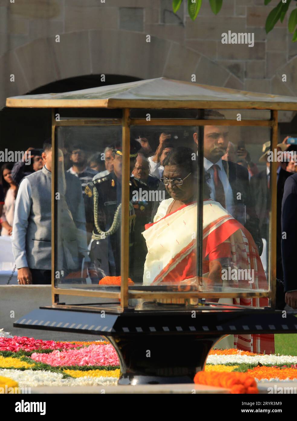 Nuova Delhi, India. 2 ottobre 2023. Droupadi Murmu, presidente dell'India, arriva per rendere omaggio al Mahatma Gandhi in occasione del suo 154° anniversario di nascita al suo memoriale Rajghat. Gandhi Jayanti viene celebrato ogni anno il 2 ottobre. Mahatma Gandhi, noto anche come il padre della Nazione, Bapu o Mahatma, svolge un ruolo chiave nel movimento per la libertà dell'India e dimostra il potere della non violenza. Ha ispirato leader in tutto il mondo con i suoi valori e principi. Credito: SOPA Images Limited/Alamy Live News Foto Stock