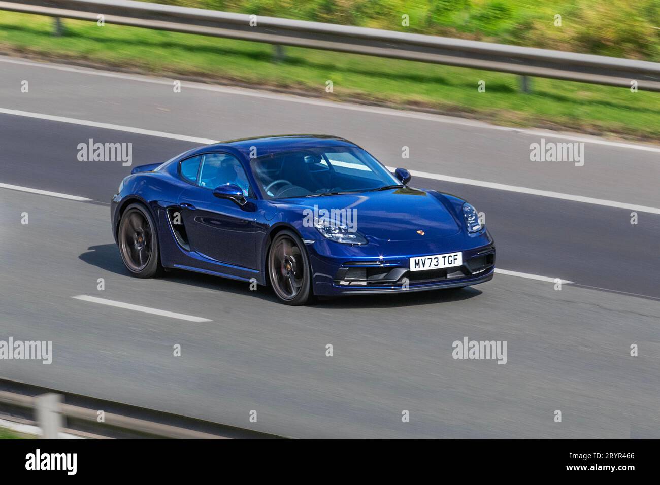 2023 Blue Porsche Cayman Boxster GTS 3995 cc 6 marce manuale Flat Six Sports Coupe; viaggia a velocità sostenuta sull'autostrada M6 a Greater Manchester, Regno Unito Foto Stock