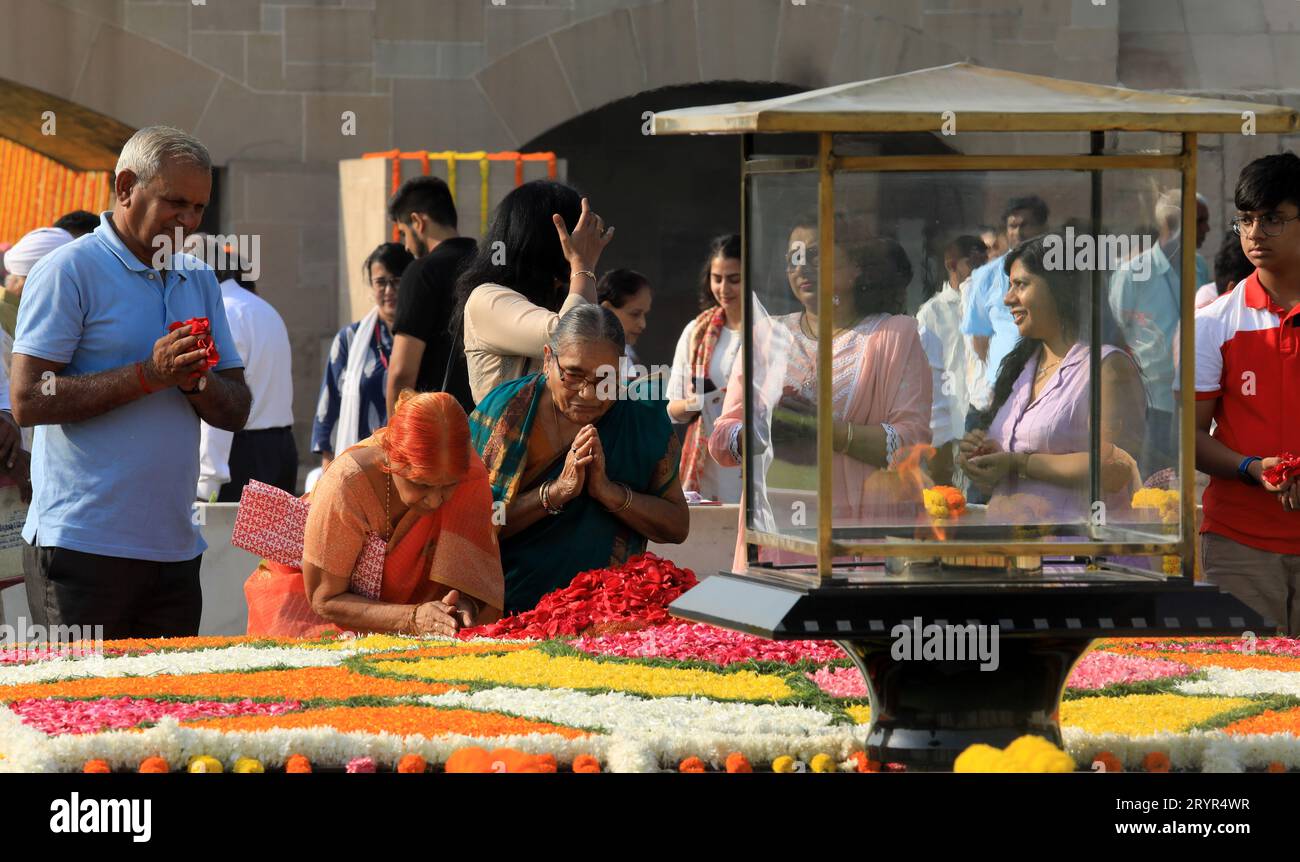 Nuova Delhi, India. 2 ottobre 2023. La gente poggia petali di fiori mentre si rende omaggio al Mahatma Gandhi in occasione del suo 154° anniversario di nascita al suo memoriale Rajghat. Gandhi Jayanti viene celebrato ogni anno il 2 ottobre. Mahatma Gandhi, noto anche come il padre della Nazione, Bapu o Mahatma, svolge un ruolo chiave nel movimento per la libertà dell'India e dimostra il potere della non violenza. Ha ispirato leader in tutto il mondo con i suoi valori e principi. (Foto di Naveen Sharma/SOPA Images/Sipa USA) credito: SIPA USA/Alamy Live News Foto Stock