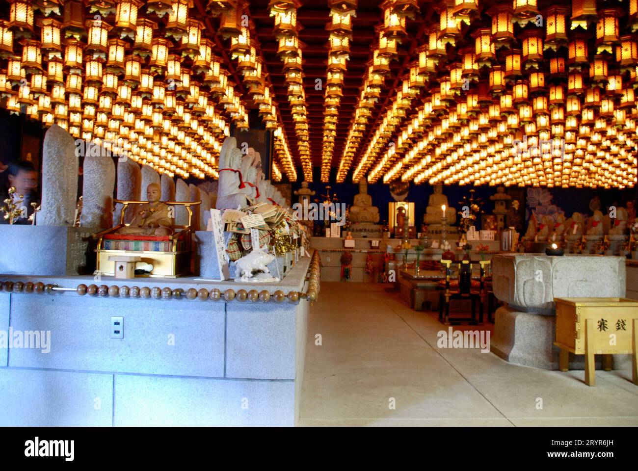 Il luminoso tempio Daishoin illuminato da molte piccole lanterne in Giappone Foto Stock