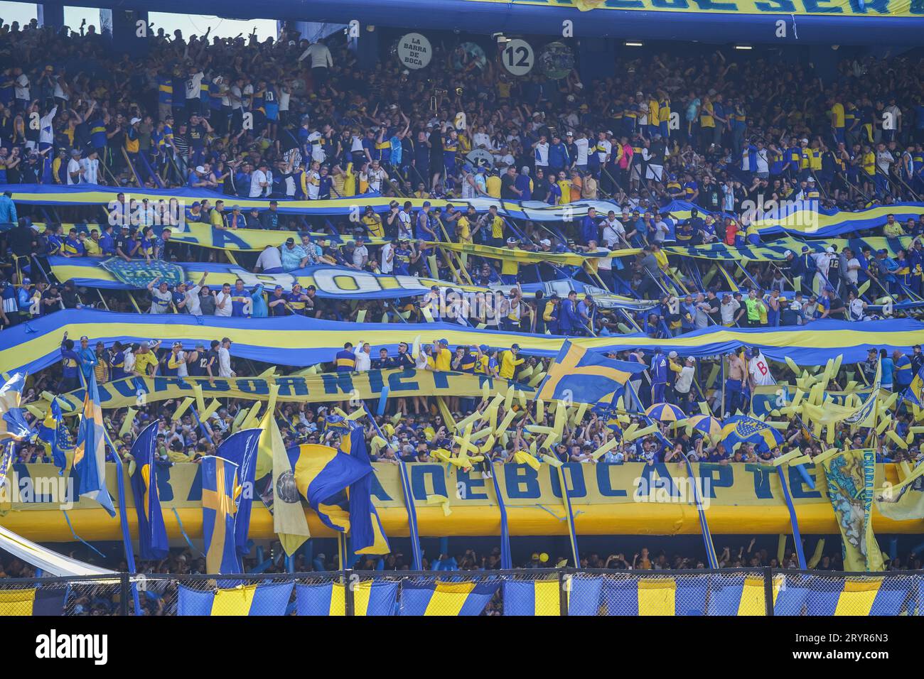 Buenos Aires, Argentina. 1 ottobre 2023. I tifosi del CA Boca Juniors durante la partita di Liga Argentina tra CA Boca Juniors e River Plate hanno giocato al la Bombonera Stadium il 1 ottobre 2023 a Buenos Aires, in Spagna. (Foto di Santiago Joel Abdala/PRESSINPHOTO) crediti: PRESSINPHOTO SPORTS AGENCY/Alamy Live News Foto Stock