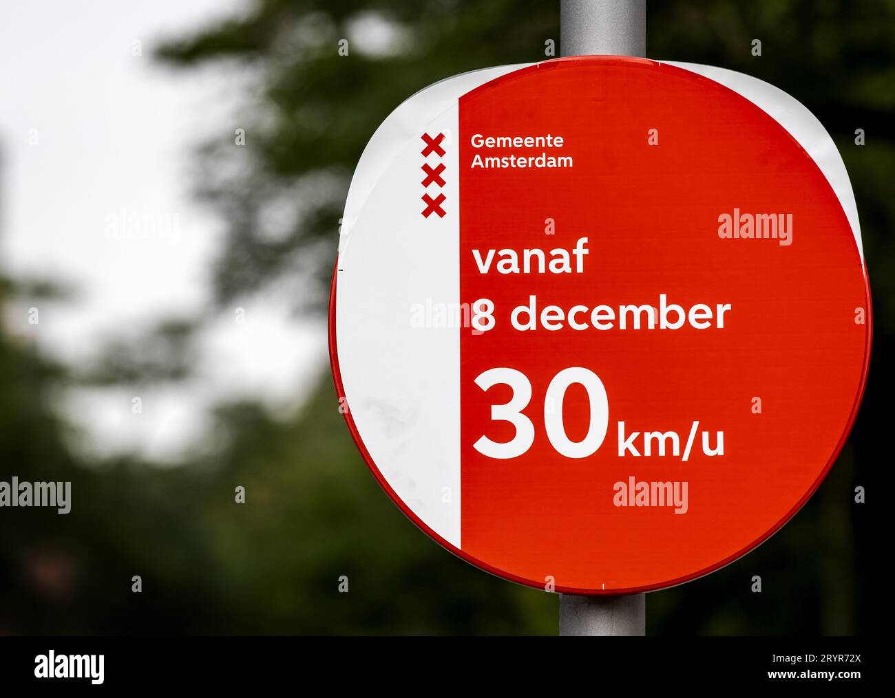 AMSTERDAM - Amsterdam si appresta ad introdurre il limite di velocità di 30 chilometri orari. La misura entrerà in vigore a dicembre, ma sono già in corso l'installazione di nuovi segnali di velocità, l'adeguamento dei semafori e l'adozione di altre misure infrastrutturali. ANP KOEN VAN WEEL paesi bassi fuori - belgio fuori Foto Stock