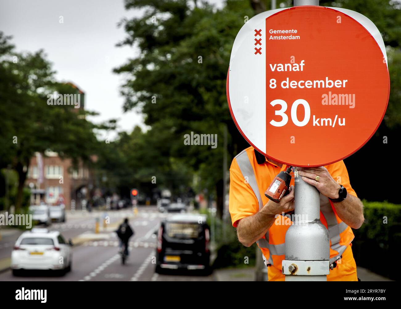 AMSTERDAM - Un dipendente municipale inserisce un segnale di velocità. Amsterdam si appresta a introdurre il limite di velocità di 30 chilometri orari. La misura entrerà in vigore a dicembre, ma sono già in corso l'installazione di nuovi segnali di velocità, l'adeguamento dei semafori e l'adozione di altre misure infrastrutturali. ANP KOEN VAN WEEL paesi bassi fuori - belgio fuori Foto Stock