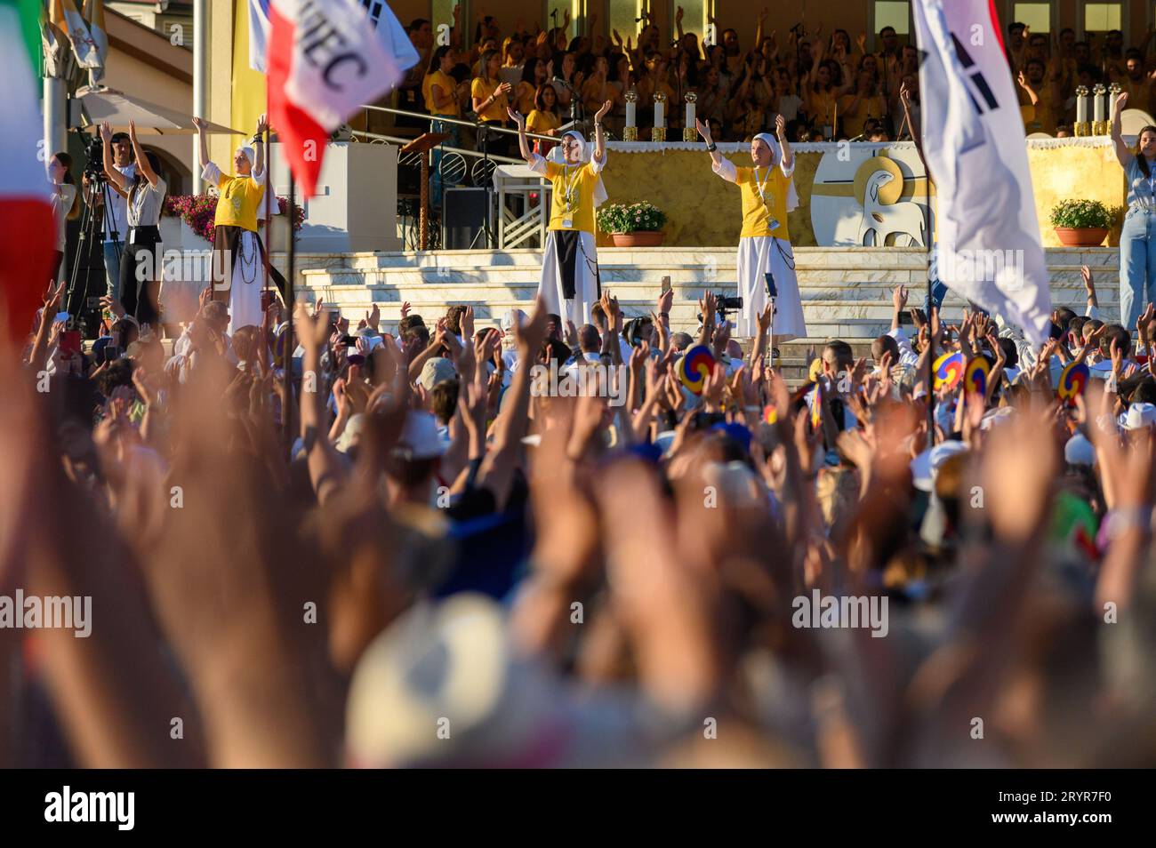 I giovani ballano con canzoni cristiane durante il Mladifest 2022 – il festival dei giovani – a Medjugorje. Foto Stock