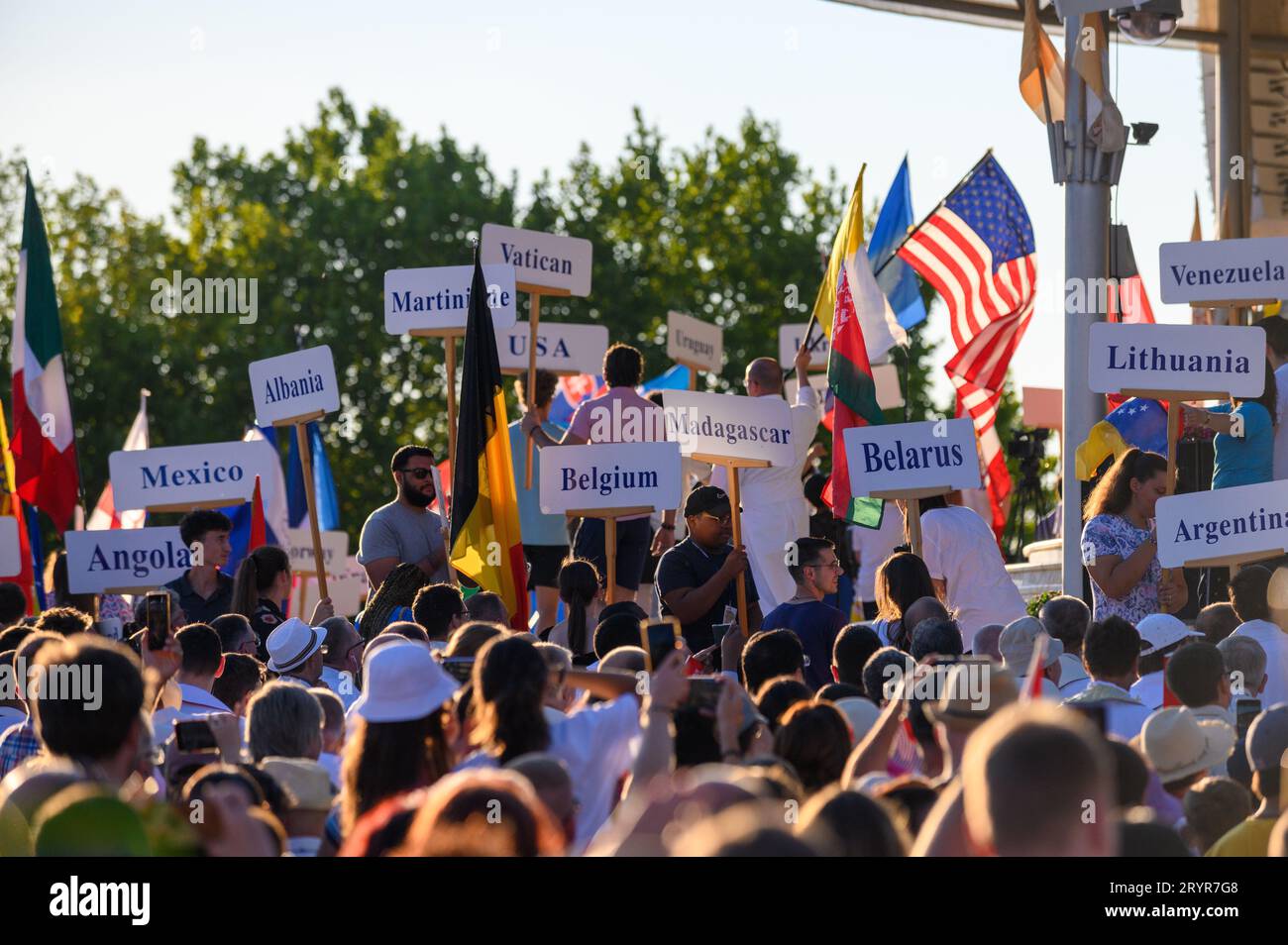 Pellegrini provenienti da tutto il mondo che partecipano al Mladifest 2022, la festa dei giovani, a Medjugorje. Foto Stock
