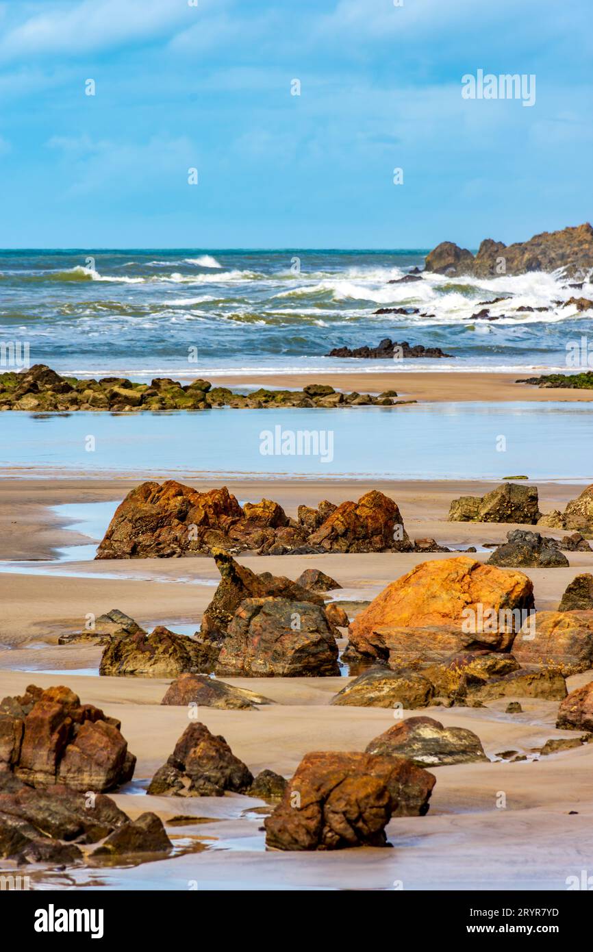 Spiaggia deserta e rocciosa chiamata Prainha a Serra grande, Bahia Foto Stock
