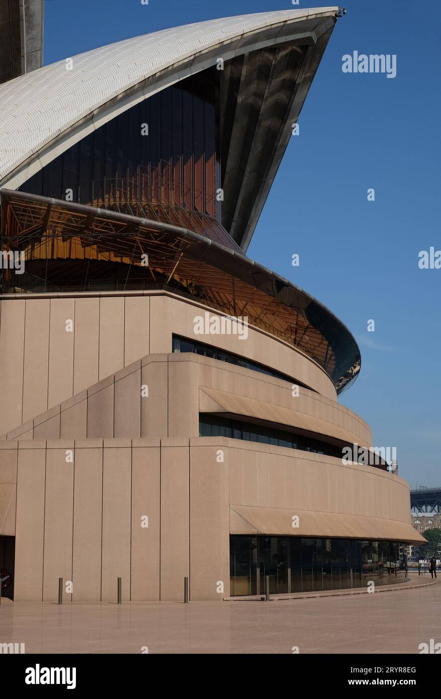 Sydney Opera House Concert Hall, terrazze esterne con gradini di granito prefabbricato e pannelli di cemento, pareti di vetro e vele viste dalla Northern Broadwalk Foto Stock