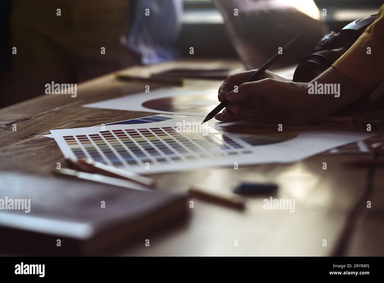 Primo incontro tra designer d'interni e designer che collaborano con progetti di costruzione della casa sulla scrivania dell'ufficio, architetti che lavorano con paletta di molti colori Foto Stock