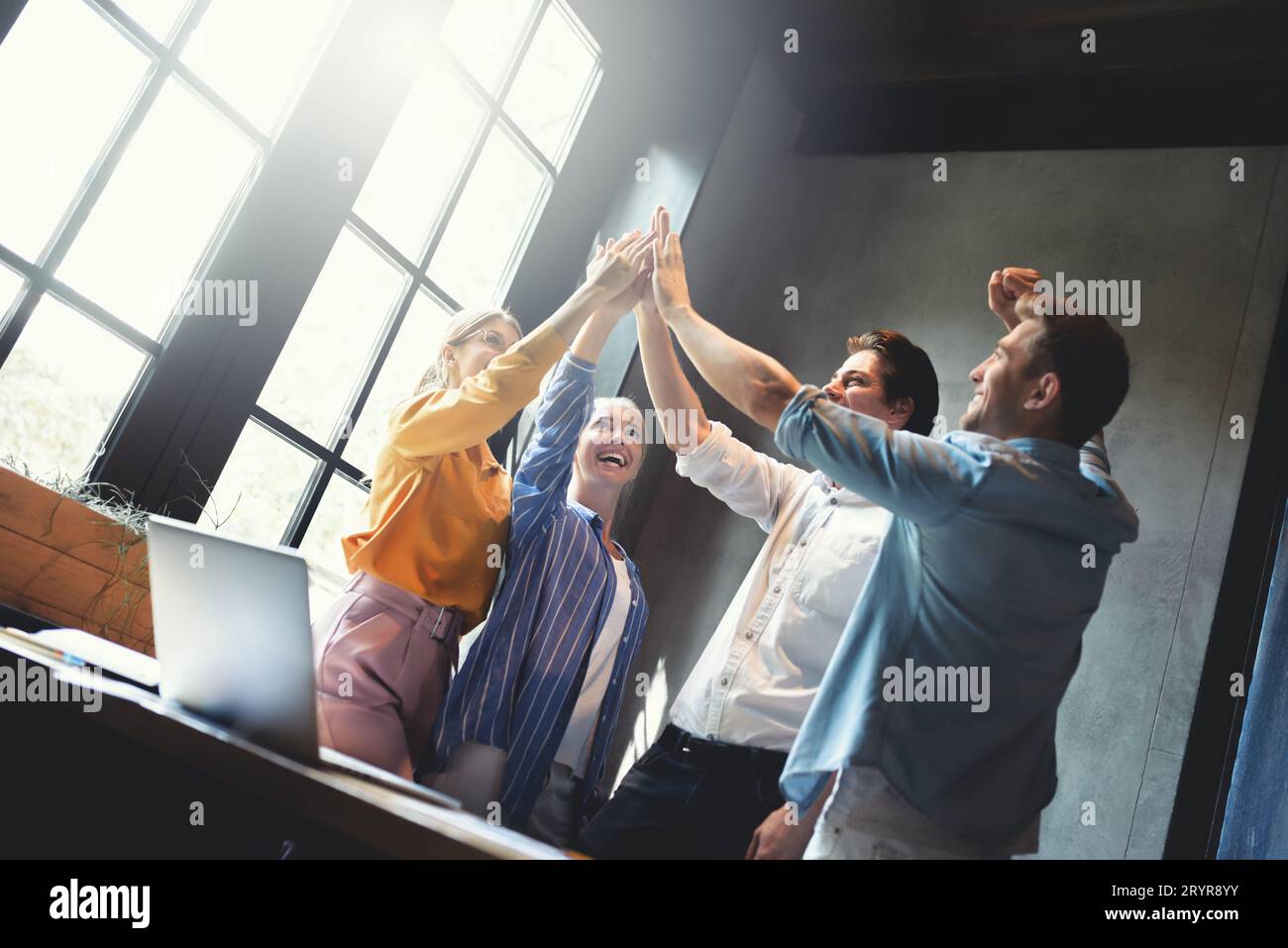 Unità del lavoro di squadra consolidamento delle armi. Concetto di business. Unità Foto Stock