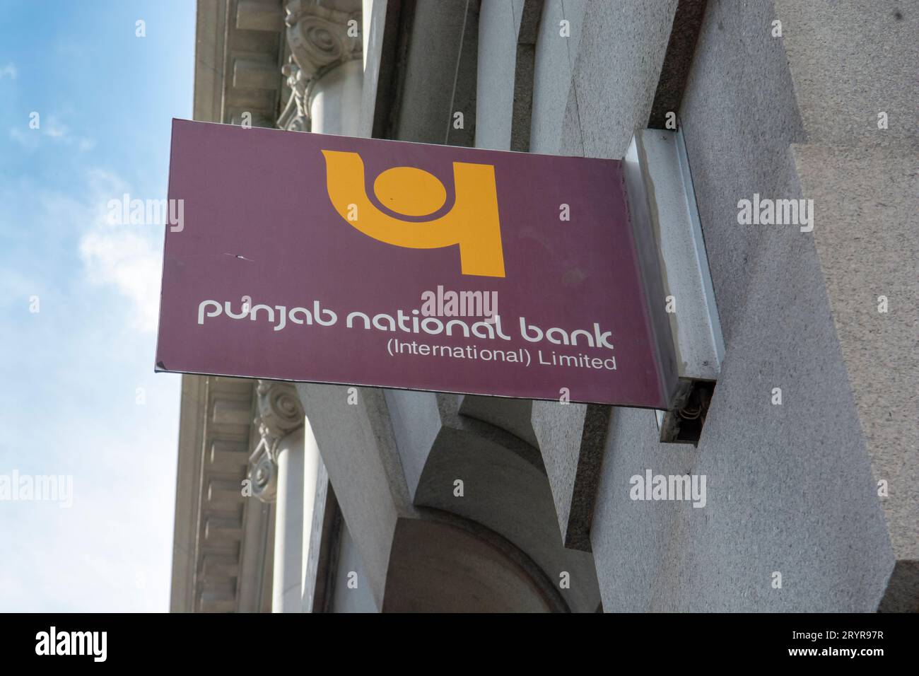 Londra, Regno Unito - 7 maggio 2023 : filiale della banca Punjab National a Londra. La Punjab National Bank è una multinazionale indiana che opera nel settore bancario Foto Stock