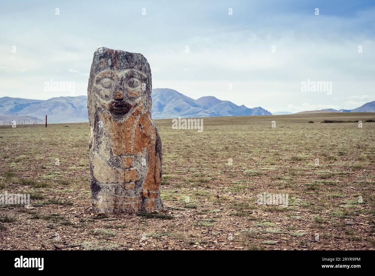 Statua di pietra con faccia. Antico altare vicino al villaggio di Ortolyk. Altai, Russia Foto Stock