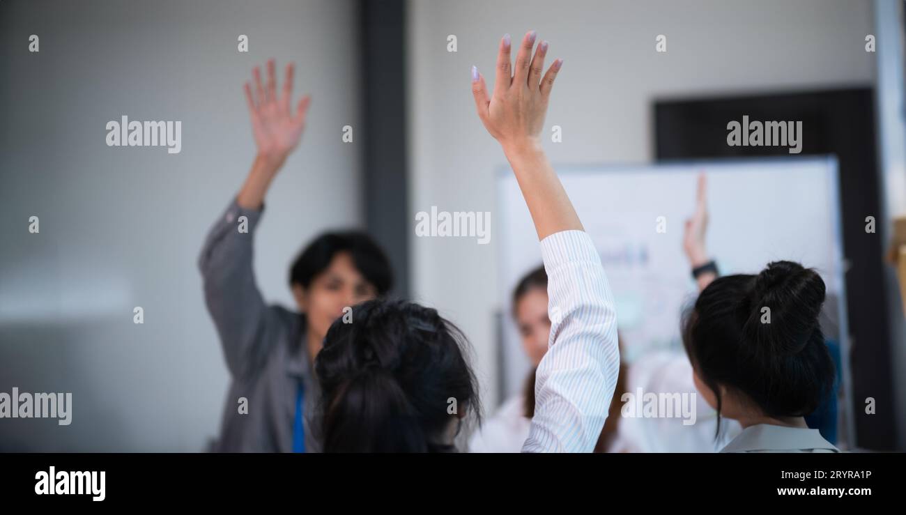 Gli uomini d'affari danno cinque voti ai colleghi maschi durante le riunioni di lavoro di squadra. i professionisti aziendali ottengono cinque risultati durante una riunione di successo, insieme in Foto Stock