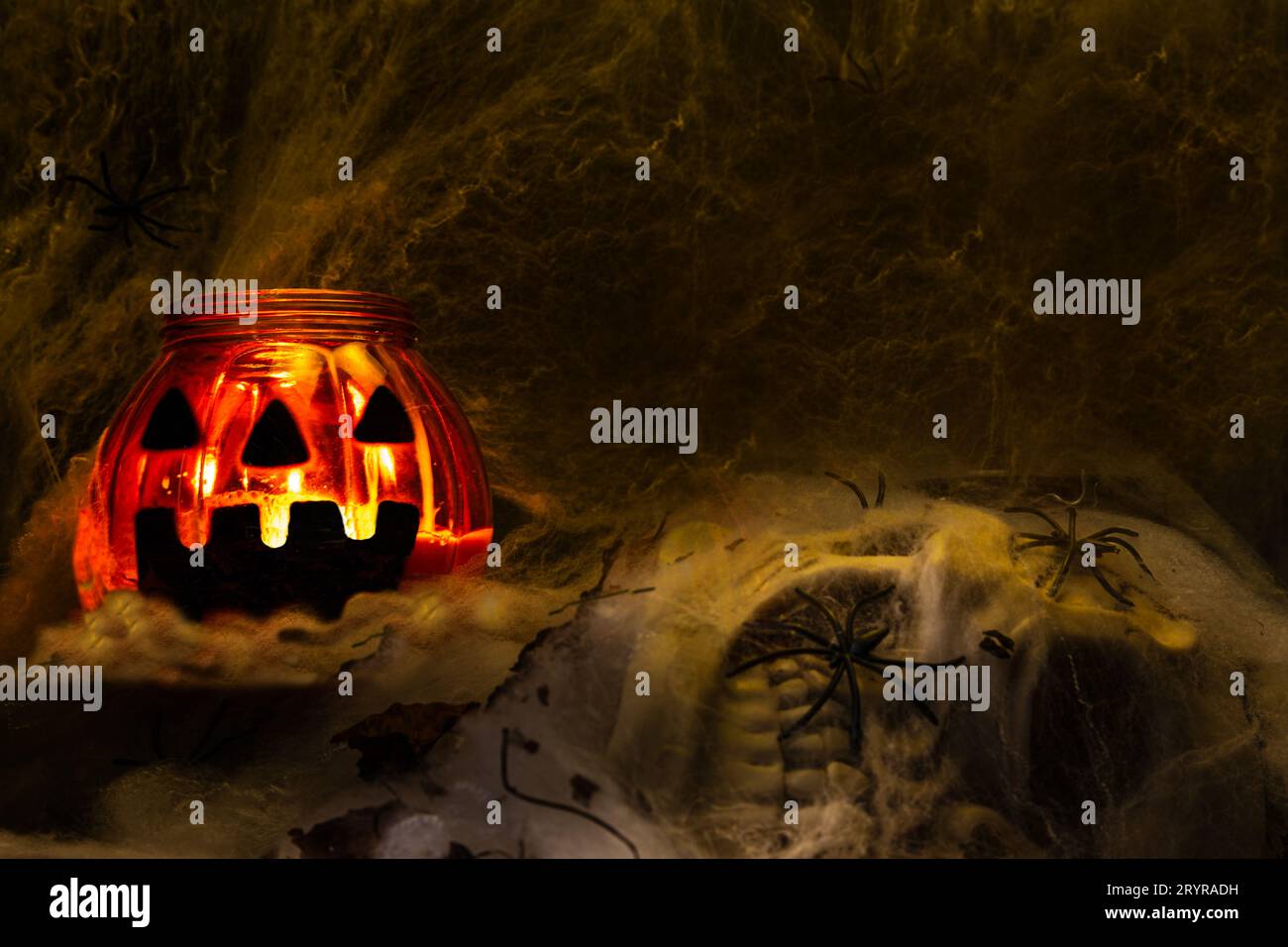 Halloween natura morta con teschio e lanterna di zucca. copia spazio Foto Stock