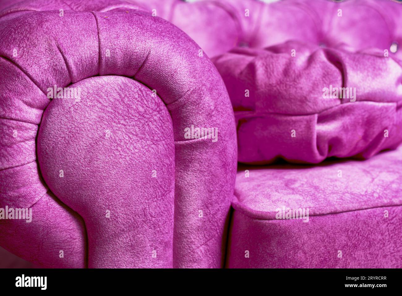 Divano viola con grandi strass da vicino Foto Stock