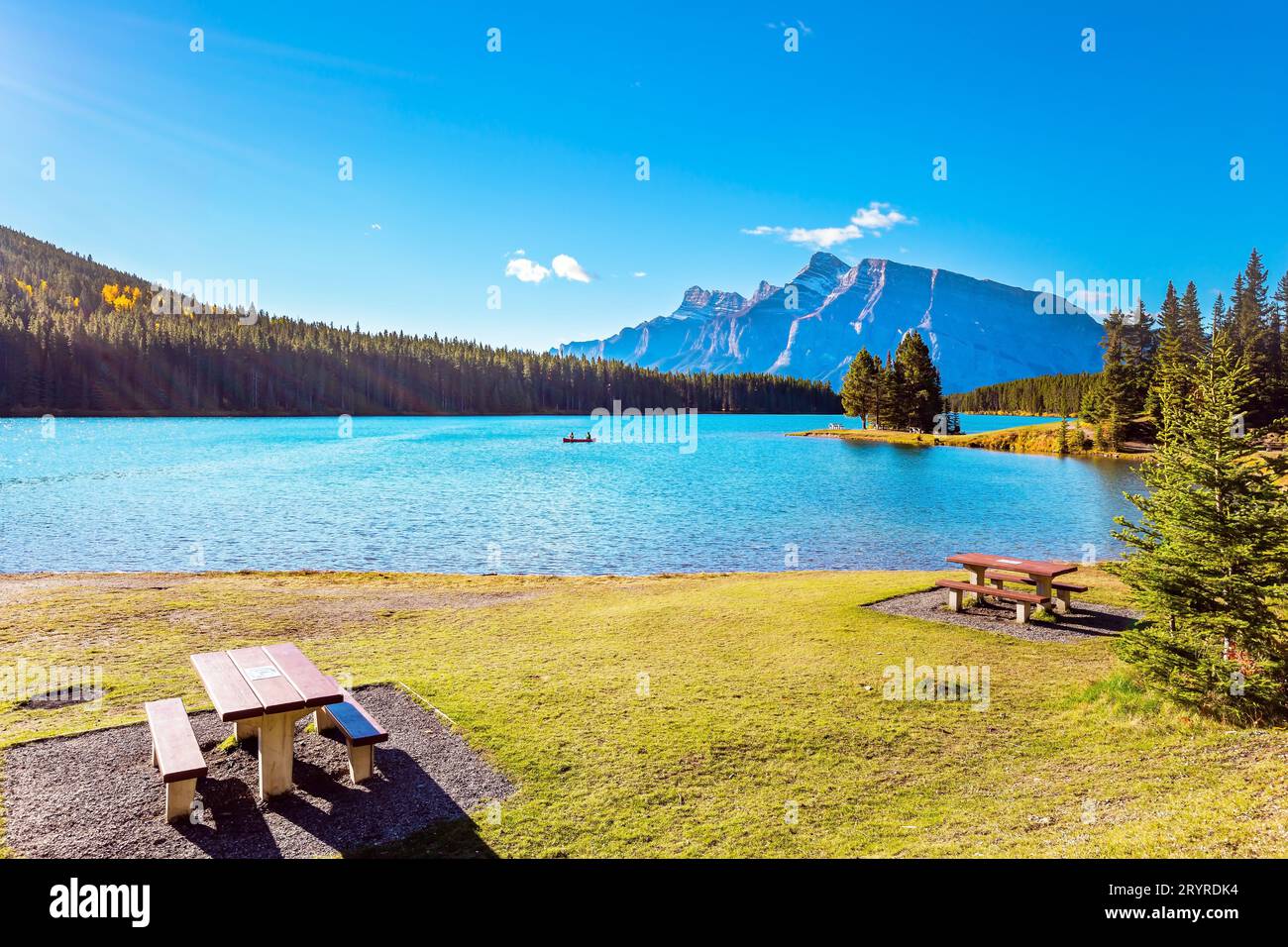 Il lago riflette il sole Foto Stock